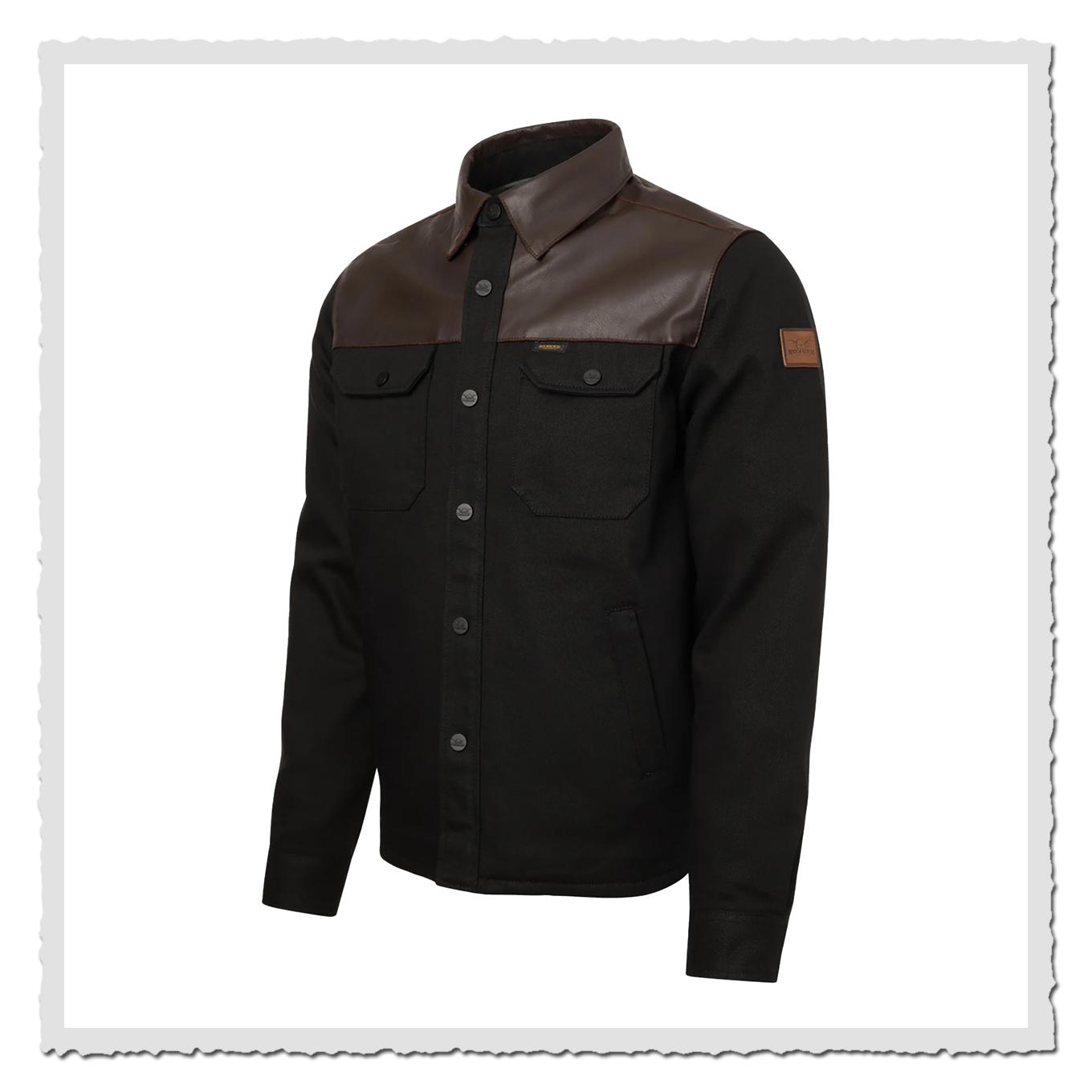 Freigestelltes Produktfoto: schwarzes Bozeman Rider Shirt schräg von vorn auf weißem Hintergrund.